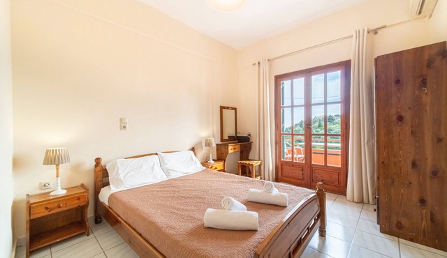 Apartment Arianna 11 with Sea View, Shared Pool & Wi-Fi