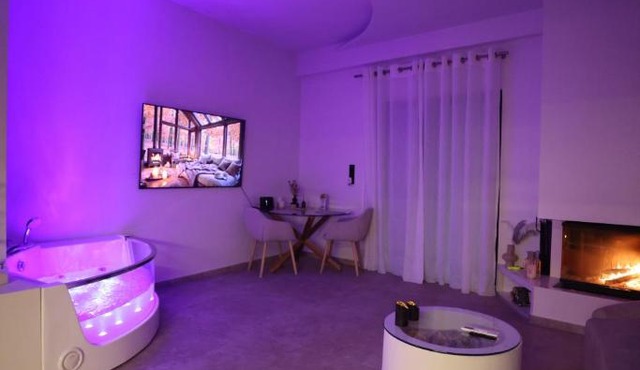 Aphrodite Suite Romantic Jacuzzi & Fireplace