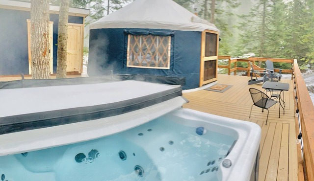 ARROWLEAF LUXURY YURT NEAR LAKE PEND OREILLE in Athol