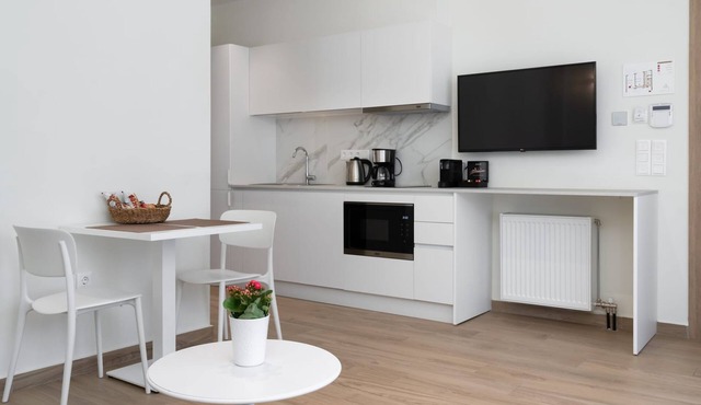Athens Hill - Garden Apartment with Hot Tub