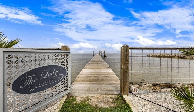 Bayfront Trio House w/Hot Tub + Private Pier in San Leon