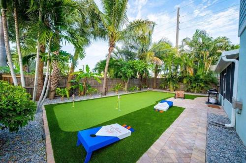 Beach house w/Putting Green/Game Rm/Rooftop Deck in Cocoa Beach