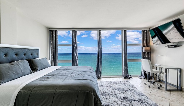 Beachfront condo-We are on the Beach-Views every window-Patio Pool-No resort fee in Fort Lauderdale