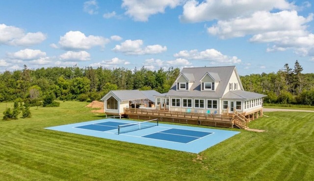 Beachfront, sandbar, 8p sauna, pickleball court, 6BR, outdoor kitchen, kayaks. in Wellington