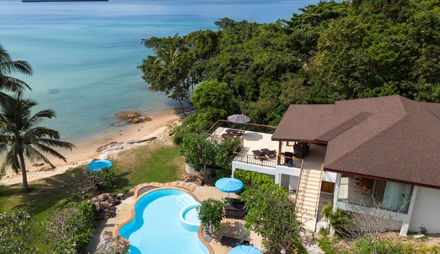 Beachfront Villa - 3 En-Suite Air Conditioned Bedrooms - Housekeeper Included. in Ko Samui