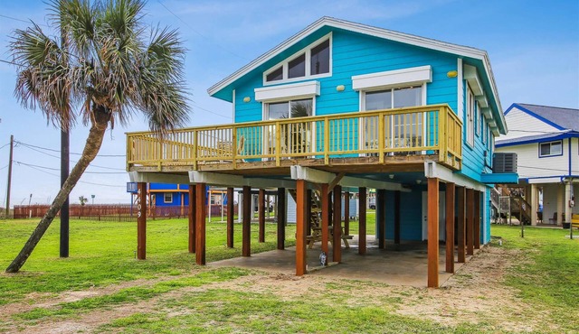 Beachside Pearl | Pet Friendly, Walk to the Sand in Galveston