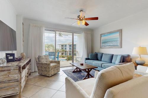 Beautiful 3rd-floor villa with hot tub tennis pickleball & balcony with views in Seacrest