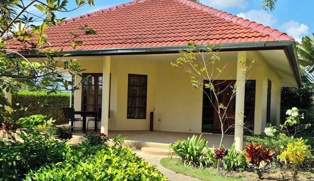 Beautiful bungalow with shared outdoor pool and 2km from the beach in Tambon Cha-am