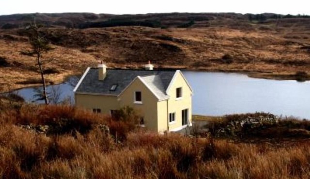 Beautiful lake side cottage in the heart of Connemara in Clifden