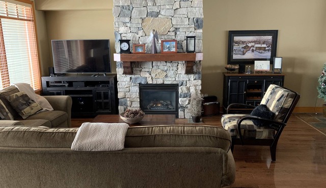 Blacksmith Lodge - Luxury Home - True Ski-In-Ski Out Access - Free Skiing in Beaverdell