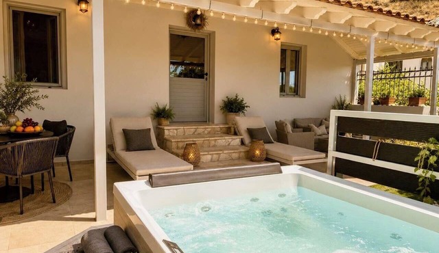 Blue Topaz Spa Cottage - Private Jacuzzi Retreat