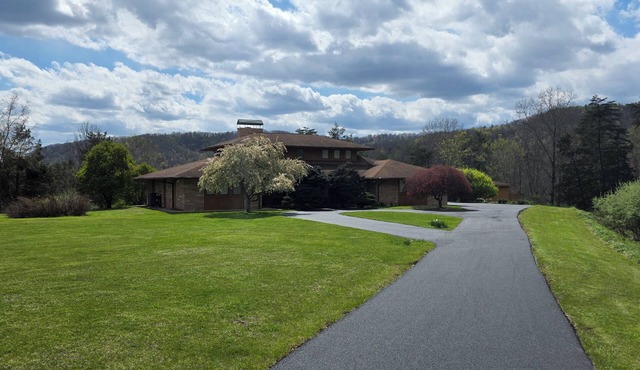 Bluestone Manor-spacious mountain home for your next adventure in Nimitz