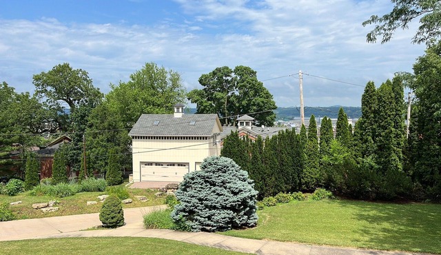 Blufftop Villa in Dubuque