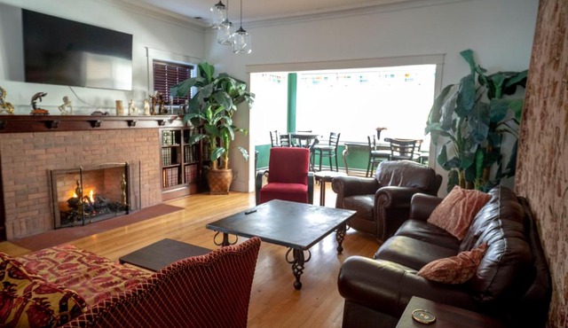 Bootlegger House Sleeps 10-20 Free TV & Parking in Chicago