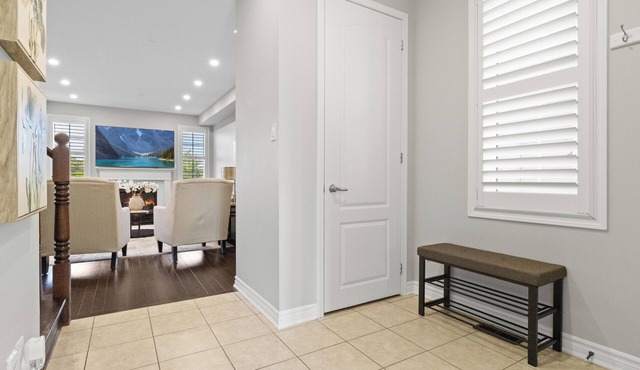 Bright 5BR Milton Home~Main Floor Bedroom Retreat in Milton