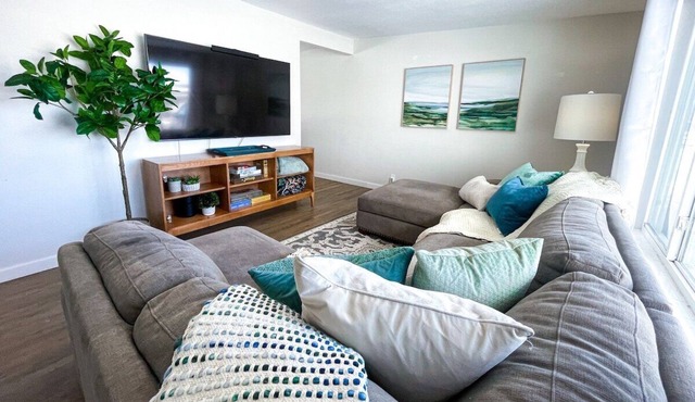 Brooklyn's Cozy Rambler: Modern Comfort in a Prime Location in Murray