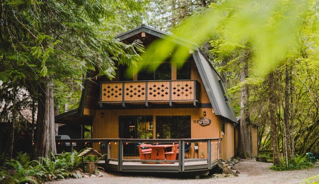 Camp North Fork - dog friendly, WiFi, King bed in Glacier