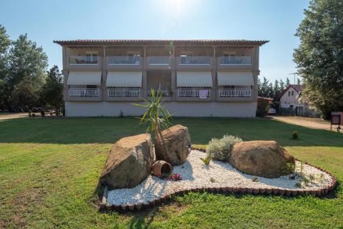 Camping Linaraki Apartments & Bungalows in Sykia Chalkidikis
