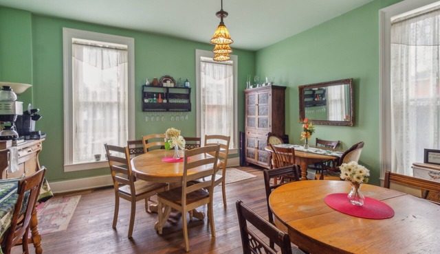 Carroll Cottage 1 Bedroom by Main Street Bed & Breakfast in Glasgow
