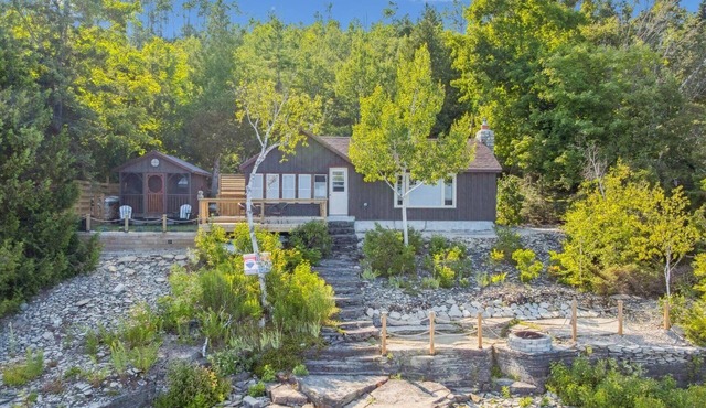 Cedar & Stone is a TICO licenced serene waterfront escape in exclusive Dyers Bay. Nestled between Georgian Bay and the Niagara Escarpment, this stylishly renovated cottage offers peaceful mornings, cozy evenings, and nature right at your doorstep. in Miller Lake