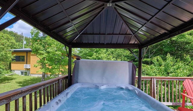 Chalet La Porte des Étoiles | Spa, Pet Friendly in Saint-Philémon