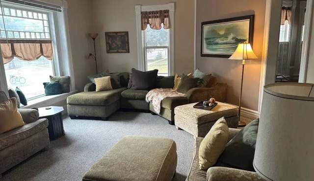 Charming 2-bedroom Home Near Downtown Beloit/Beloit College in Beloit