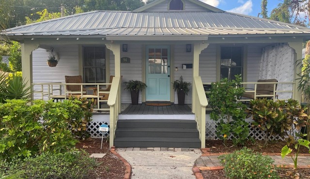 "Charming Cottage with Spacious Porch, Walking Distance to Top Attractions!" in St. Augustine