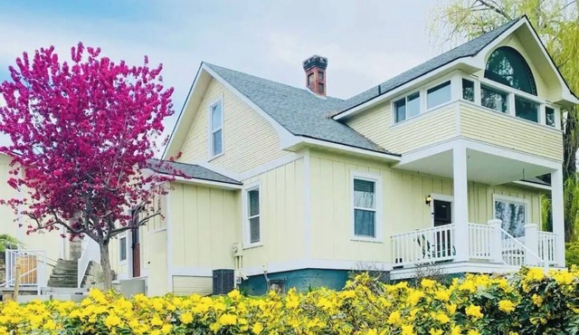 Charming craftsman 3-bedroom, home with AC and hot tub in downtown Prosser WA! in Prosser