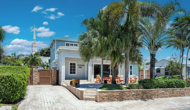 Charming Delray Beach House -Steps to Beach & Atlantic Avenue! VIP Beach Passes! in Delray Beach