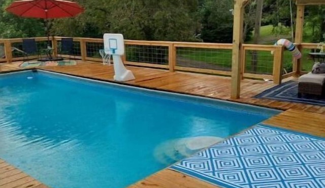 Cheerful three bedroom home with seasonal pool in Fayetteville