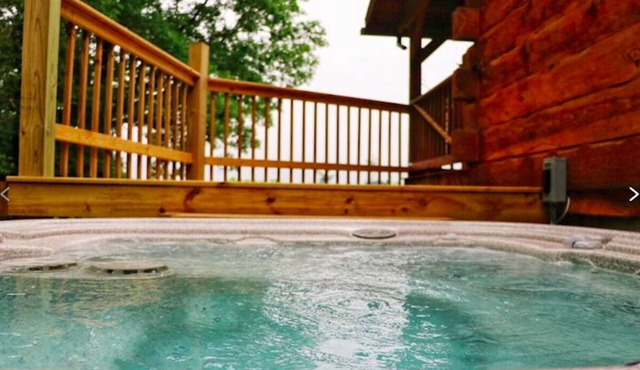 Chestnut 3 Bed /2 Bath cabin with Hot Tub Jacuzzi in Waterville