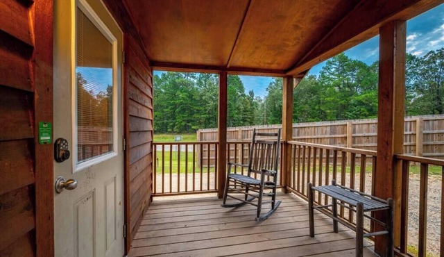 Choctaw: Sleep 4, Tiny Cabin, Pets, Near Park/Lake in Broken Bow