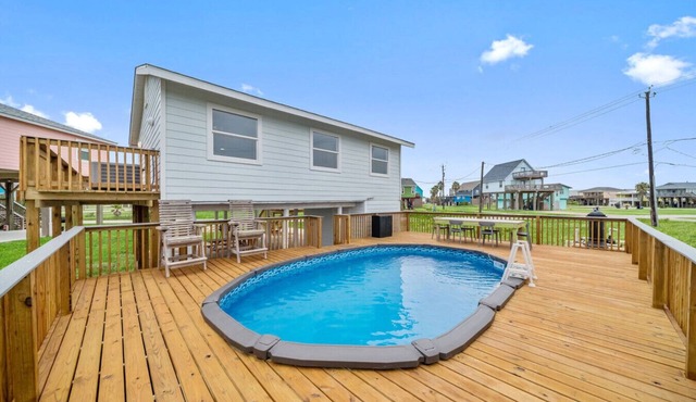 Classic, Cozy Bungalow With Large Deck Near Beach in Surfside
