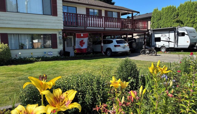 Clean safe double bedroom, comfy bed, keyless entry, no stairs, on bus routes in Langley Township