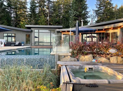 Cokely Cove Guesthouse - Oceanside Villa in Denman Island