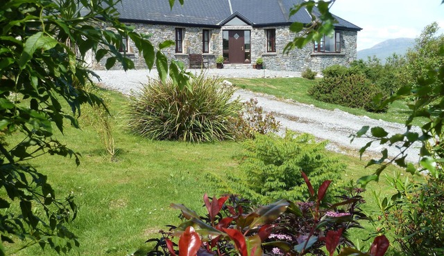 Connemara - modern home with spectacular views. Connemara National Park in Moyard