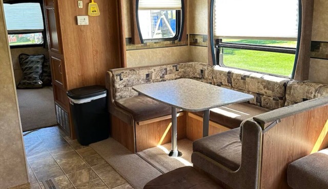 Cozy 2-bedroom RV in charming Apple River with AC in Apple River