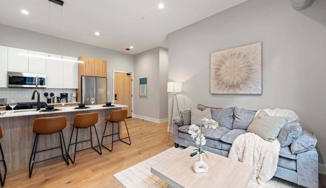 Cozy 2BD 2BA Apt! Steps to Lake with Gym & Parking in Chicago