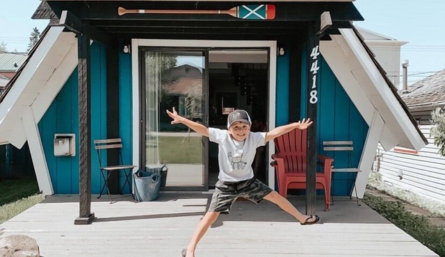 Cozy A-frame cabin 1/2 block from the gorgeous Sylvan Lake beach, parks & pubs in Sylvan Lake