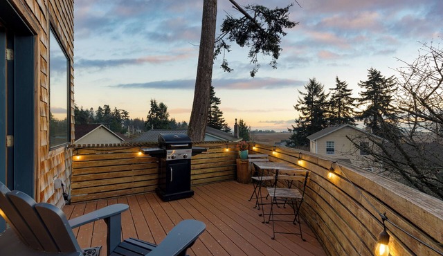 Deck Views, Fire Pit, Pool, 3 Mins to Beach | Madrona Tree Retreat by AvantStay in Coupeville