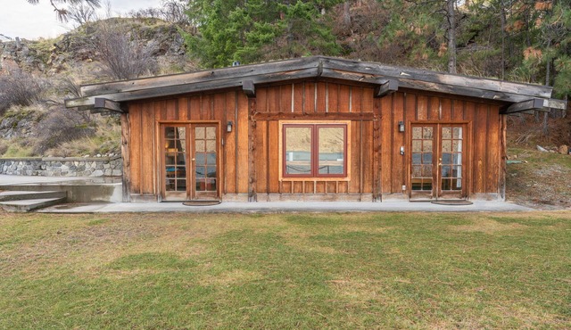 Deep Water Cabin - Secluded Getaway in Chelan