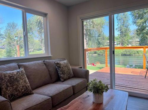 Deluxe Cabin 1 - Rogue River Resort in Grants Pass