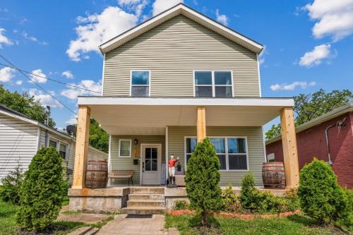 Derby- Bourbon Trail 4BR Pool Table Villa in Louisville