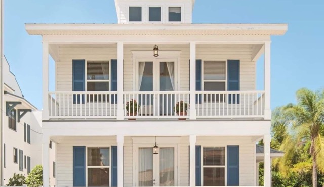 Designer Home for 8 Walk to Downtown Dunedin and Waterfront Pets Ok in Dunedin