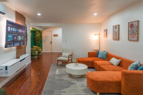Disneyland Villa for Families with Game Room, EV and 3 Bedrooms, Sleeps up to 13 in Anaheim