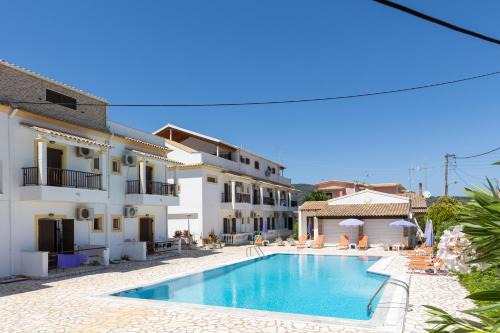 Dora Pool Studios by Konnect,150m from the Beach in Agios Georgios