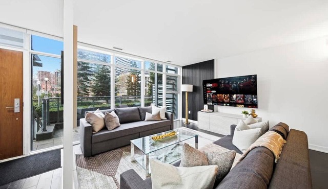 DT Luxury 4BR Home, Sleeps 14 with 85" TV & Parking in Toronto