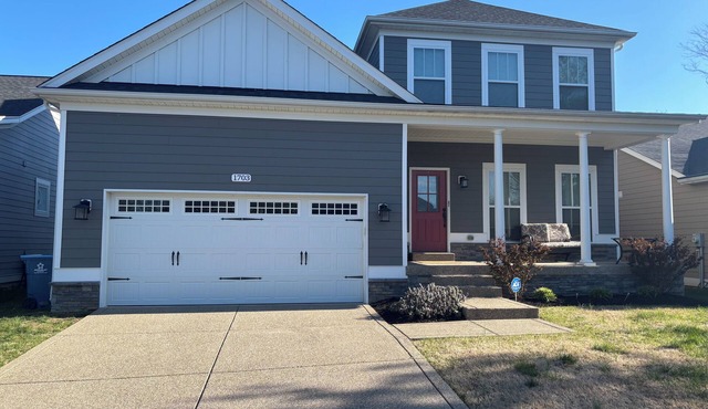 Elegant Derby Home, Sleeps 10, Beauty Suite + Wellness Lounge in Prospect