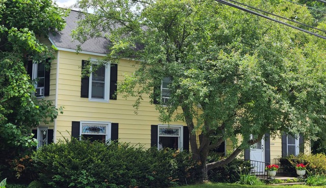 Elizabeth. 15 minutes to Lake George. Seasonal Heated Pool. in Chestertown
