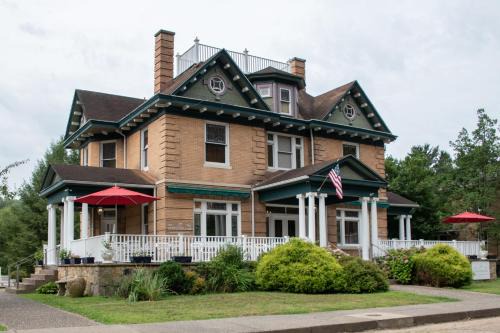 Elk River Hotel in Sutton